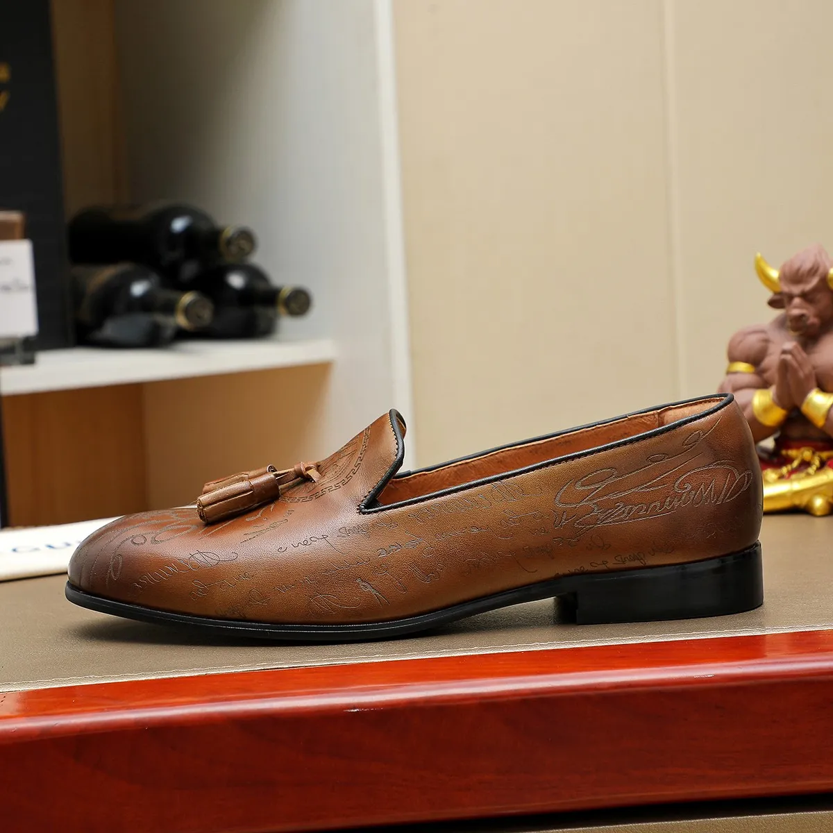 Men's shoes 💰560 💰 Louis Vuitton LV ® Autumn and Winter 🆕 models 🔛Full shoe counter First layer cowhide, 🐂Leather lined casual shoes for men, super soft outsole, a must-have for driving. Counter synchronization Original first layer cowhide Completely 1:1 mold customization 🌹Top version, 2 colors available! Number: 38-45 (37.46. Customized)